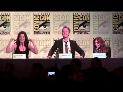 Fan imitates BARNEY STINSON (NPH) in comic-con