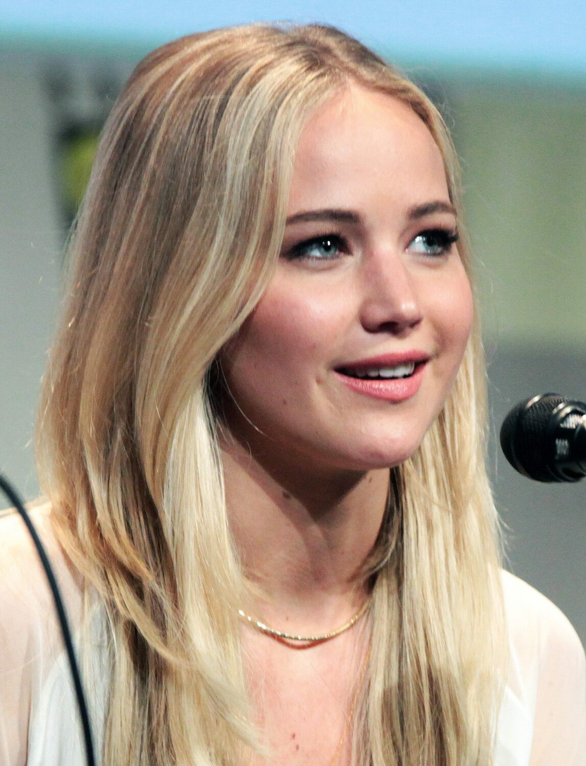 Jennifer Lawrence. De Gage Skidmore - www.flickr.com/photos/gageskidmore/19764935991/in/photolist, CC BY-SA 4.0, https://commons.wikimedia.org/w/index.php?curid=41796885
