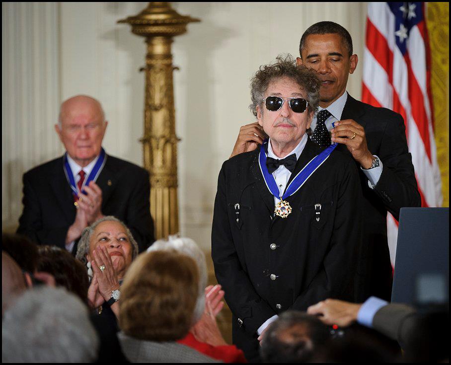  Bob Dylan recogiendo la Medalla de la Libertad en mayo del 2012. Fuente: NASA