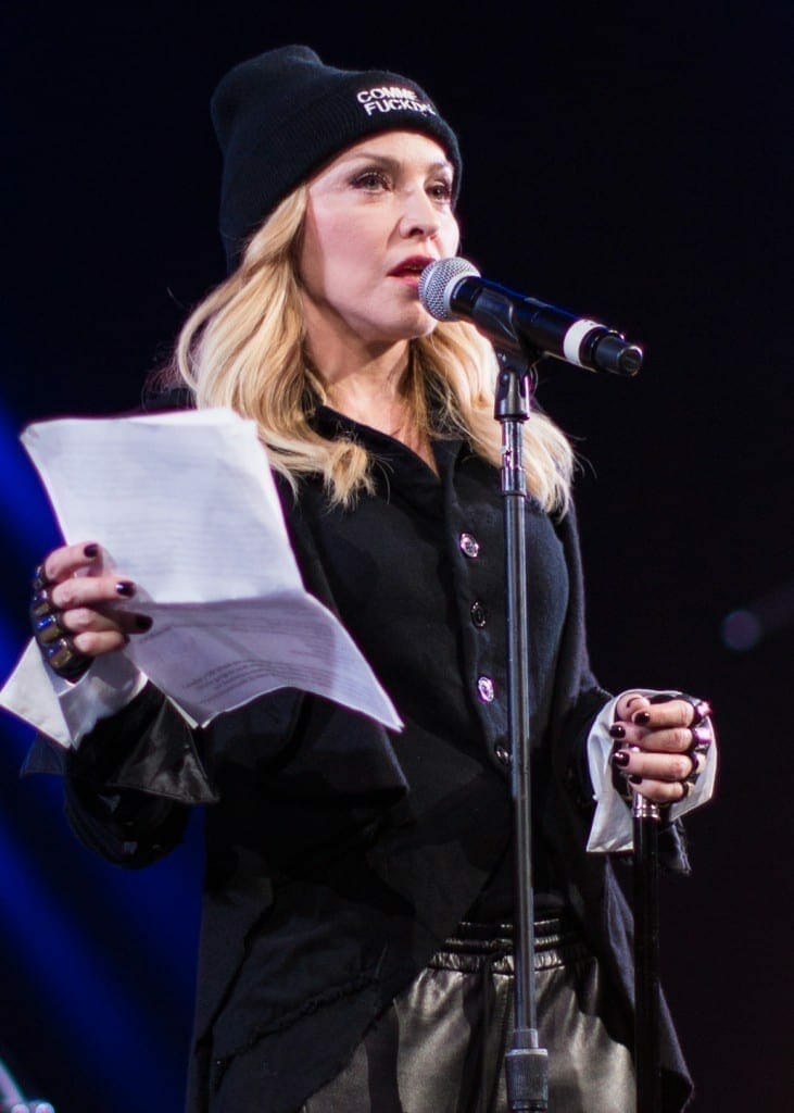 Madonna ofreciendo un discurso en el concierto «Bringing Human Rights Home», organizado por la Amnistía Internacional, en febrero de 2014. Fuente: flickr. Autor: Adrian Cabrero