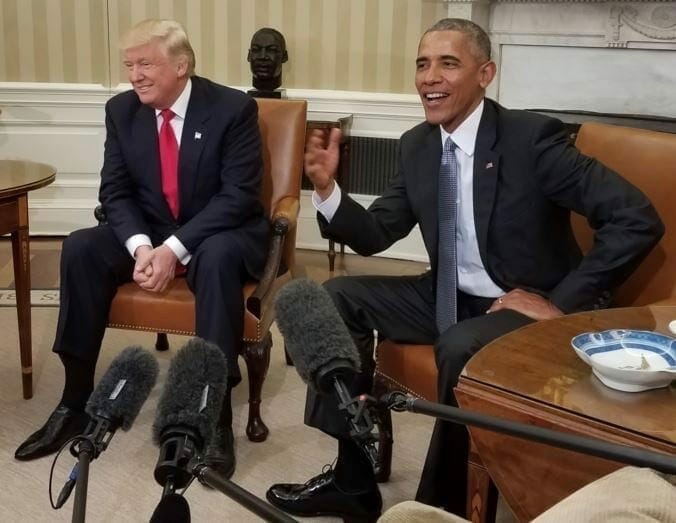 El presidente Trump y el presidente Obama en una reunión en la Oficina Oval, 10 de noviembre de 2016. Fuente: Wikipedia. Autor: Jesusemen Oni / VOA