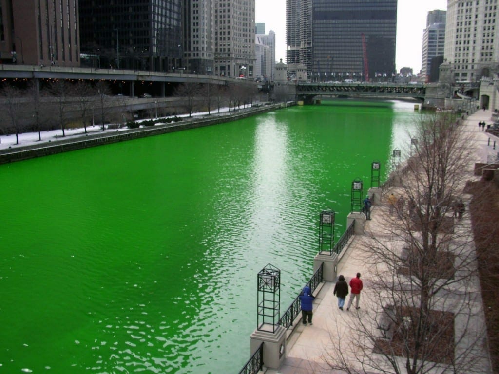 El río Chicago teñido de verde para la celebración del Día de San Patricio en 2005. Fuente: Wikipedia. Autor: Knowledge Seeker