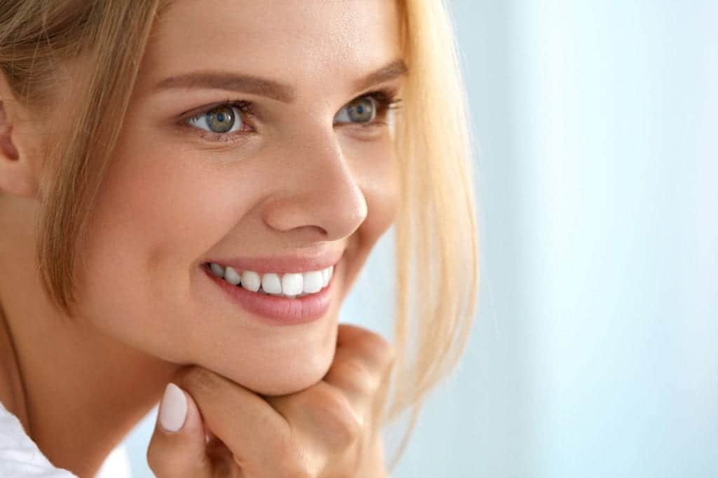 Clínica Den explica 7 características de las carillas dentales