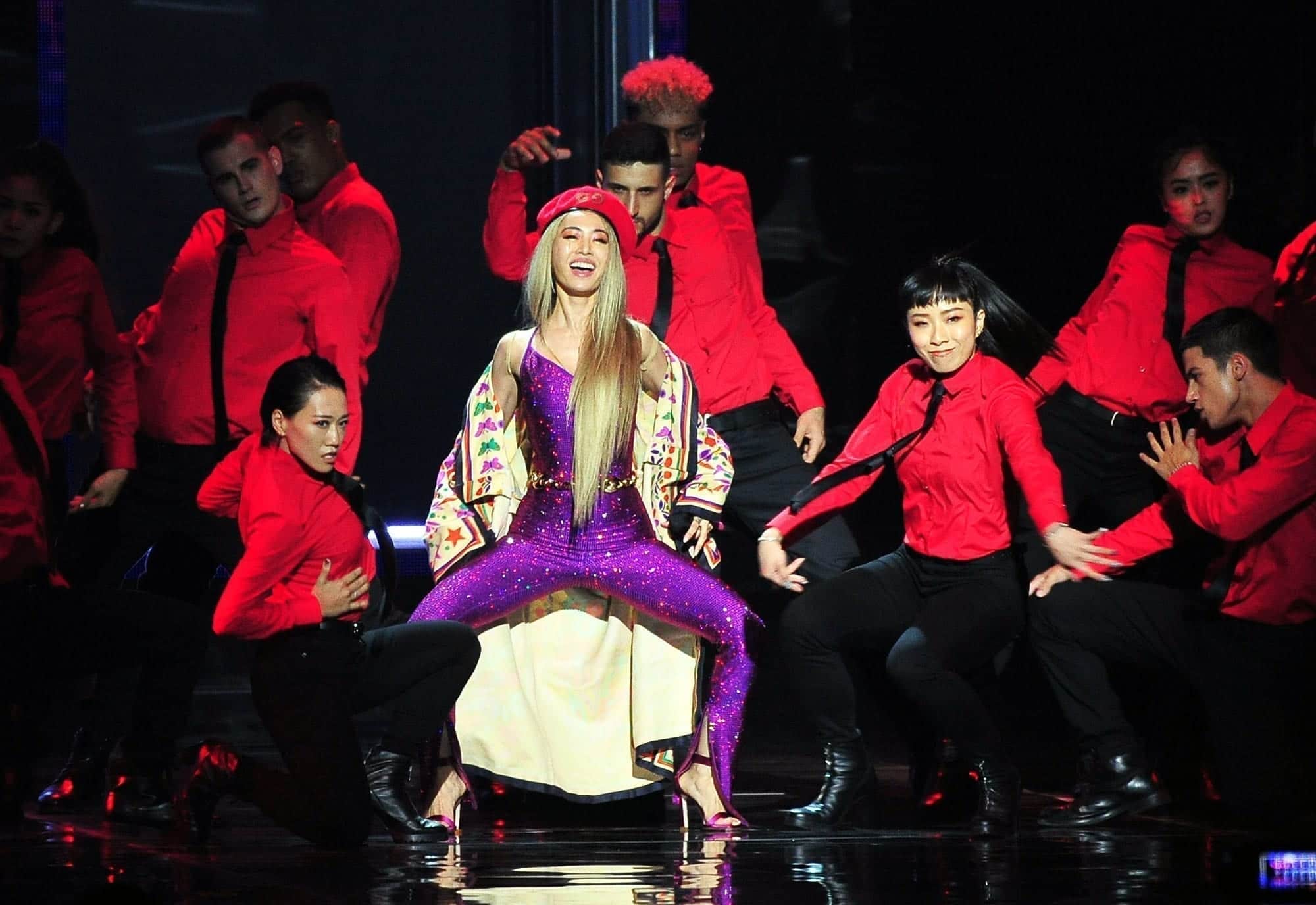 Jolin Tsai performed with 32 dancers on a mesmerizing stage and arrangement.