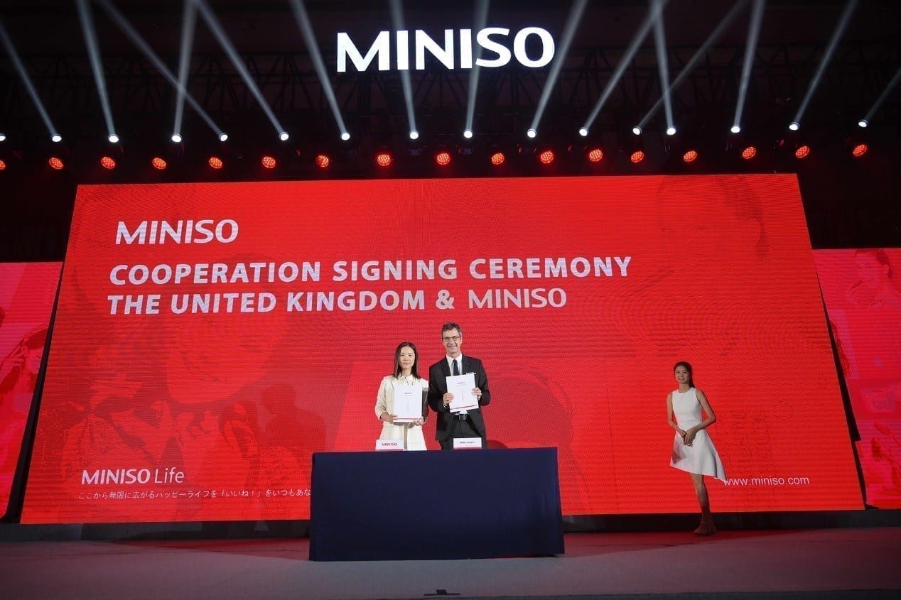The representatives of MINISO and British partner