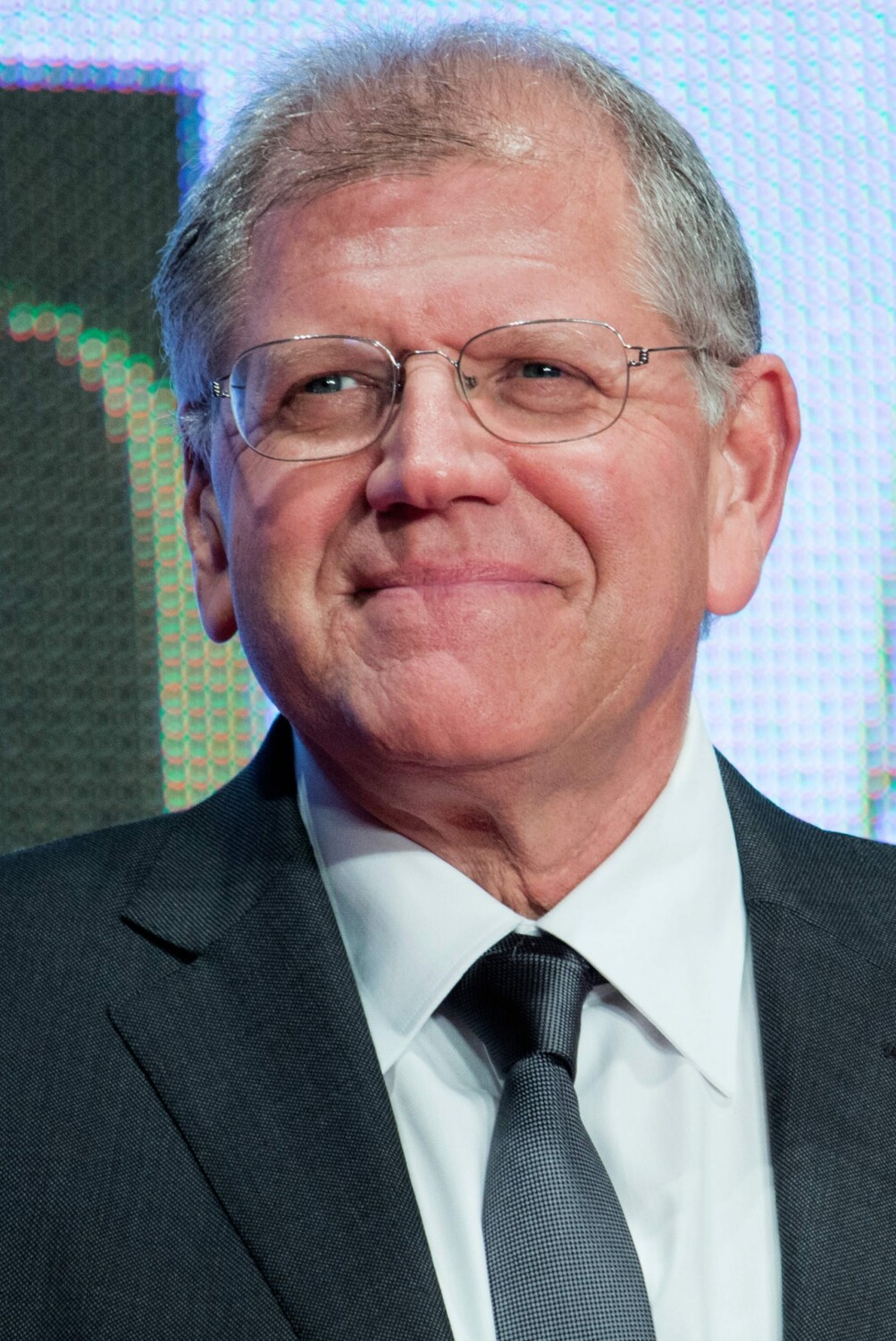 Robert Zemeckis. By Dick Thomas Johnson from Tokyo, Japan - Robert Zemeckis "The Walk" at Opening Ceremony of the 28th Tokyo International Film Festival, CC BY 2.0, https://commons.wikimedia.org/w/index.php?curid=44565229