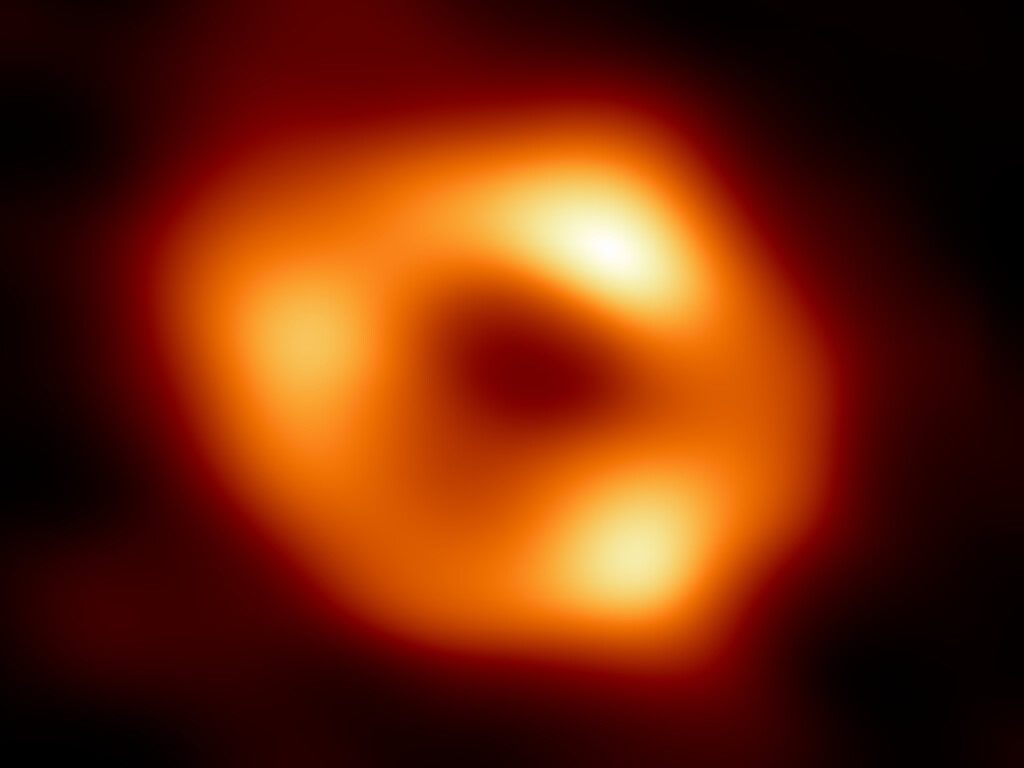 Esta es la primera imagen de Sgr A*, el agujero negro supermasivo del centro de nuestra galaxia. Es la primera evidencia visual directa de la presencia de este agujero negro. Crédito: EHT Collaboration