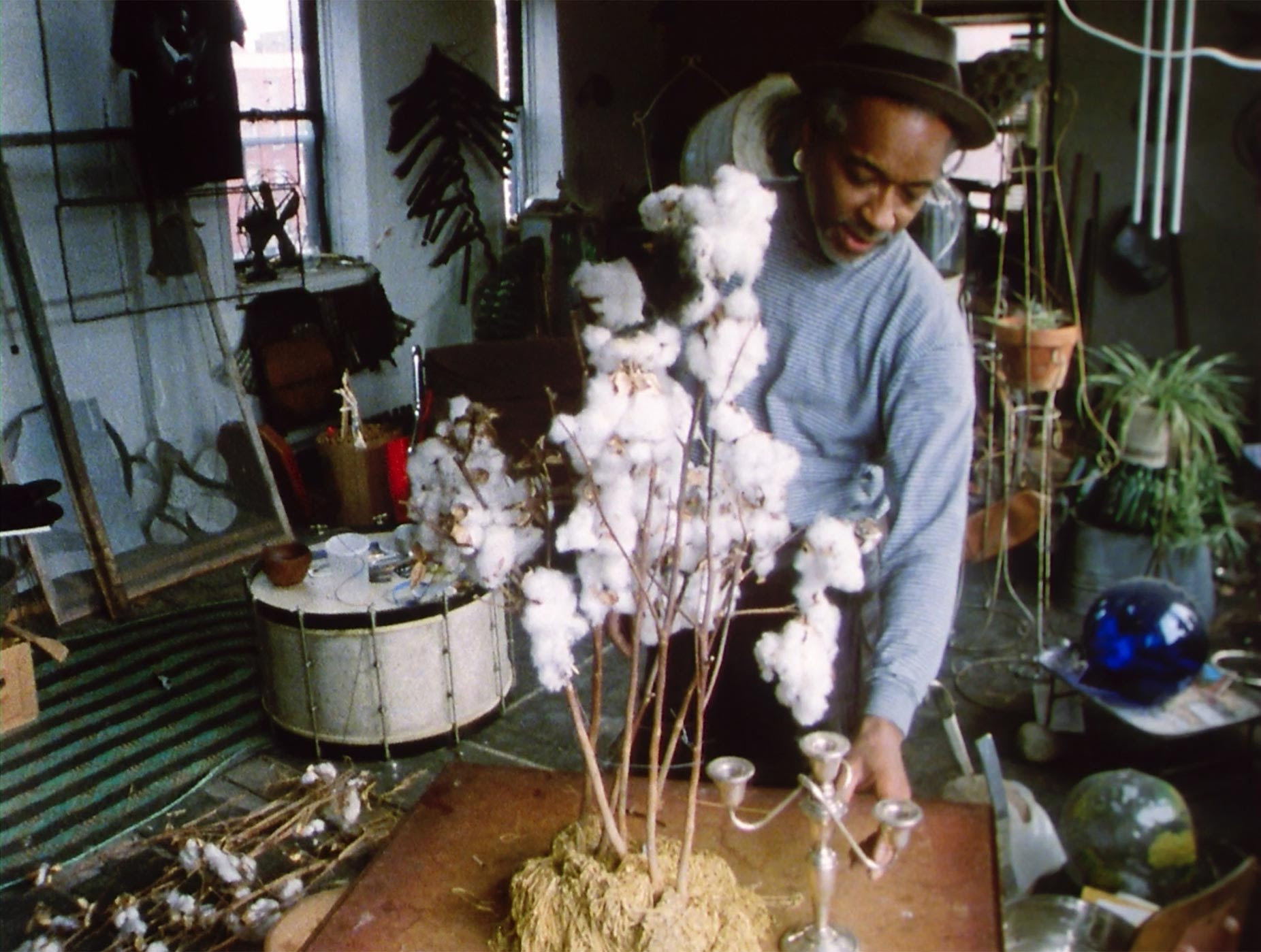 Hammons in his Harlem studio in the 1980s. Image courtesy of Micheal Blackwood.