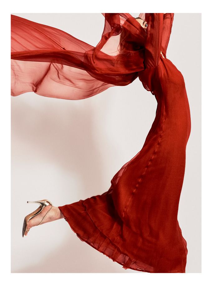 Valentino Couture : Robe du Soir en soie rouge. Estimation : 800 – 1 200 £.
