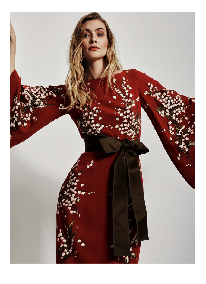 Dolce & Gabbana Alta Moda : Robe en soie rouge avec des motifs de muguet. Estimation : 1 500 – 2 000 £.
