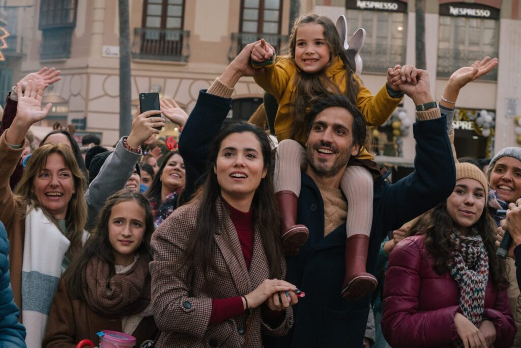 LA RAGAZZA DELLA NEVE, (aka LA CHICA DE NIEVE), da sinistra: Milena Smit,  Jose Coronado, (Stagione 1, in onda il 27 gennaio 2023). Foto: Niete /  ©Netflix / courtesy Everett Collection Foto stock - Alamy