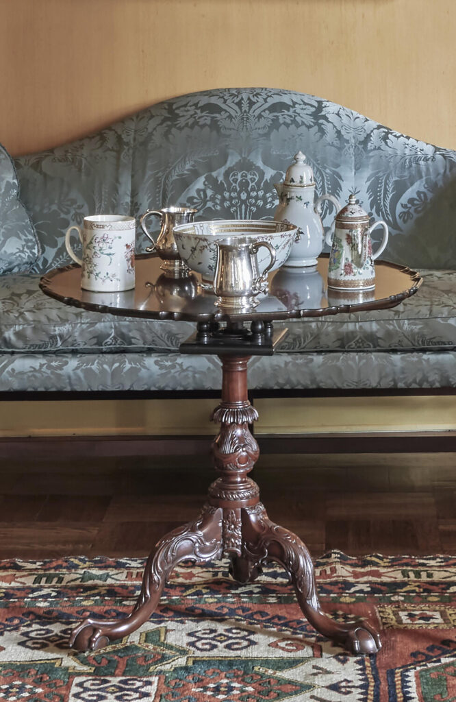 L'importante famille McMichael-Tilghman "L'acmé de la perfection" Table à thé Chippendale en acajou sculpté et figuré à plateau festonné et basculant
Philadelphie, Pennsylvanie, Circa 1755