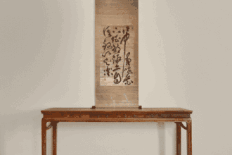 A rare and large 17th century huanghuali waisted corner-leg table with giant’s arm braces and drawers, sold for US$1,633,500, displayed in David and Nayda Utterberg’s Seattle home.